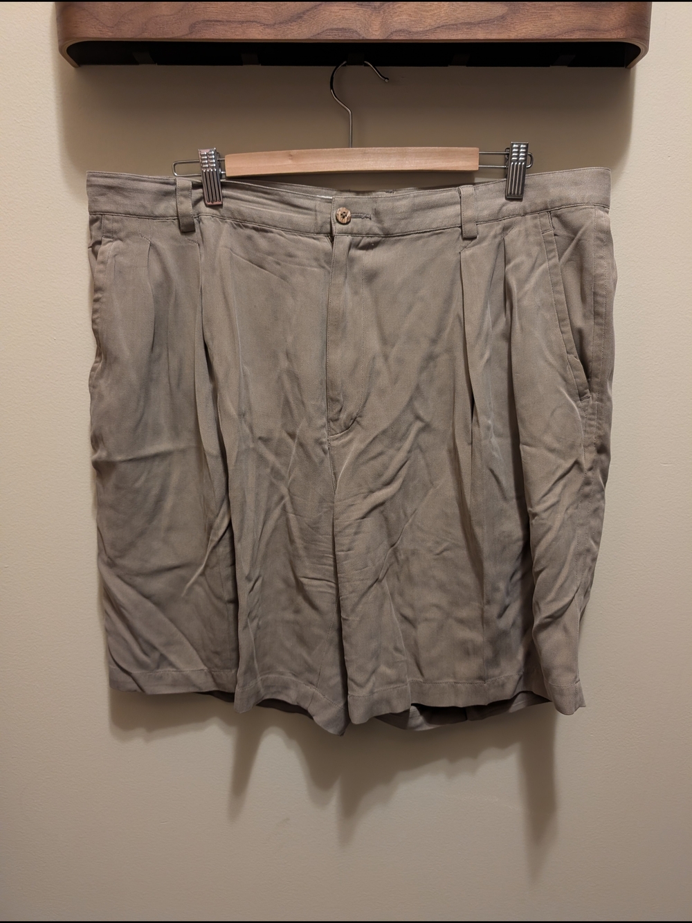 Tommy Bahama Men's Flat Front Pleated Shorts in Light Taupe
